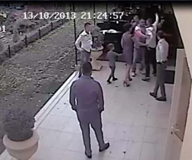 Golan în uniformă: Chemat naş la un botez, un poliţist local s-a îmbătat şi s-a luat la bătaie cu doi colegi (FOTO / VIDEO)